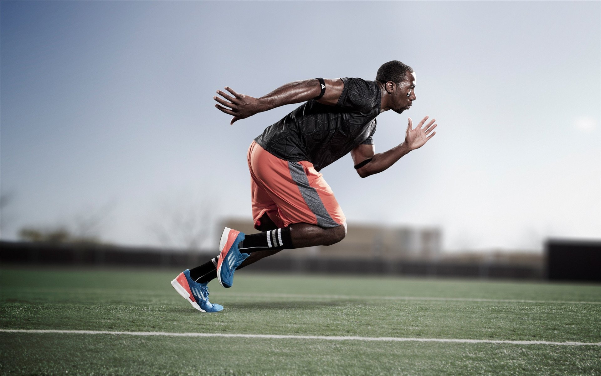 门兴格拉德巴赫高位逼抢限制对方控球权,门兴格拉德巴赫主力门将